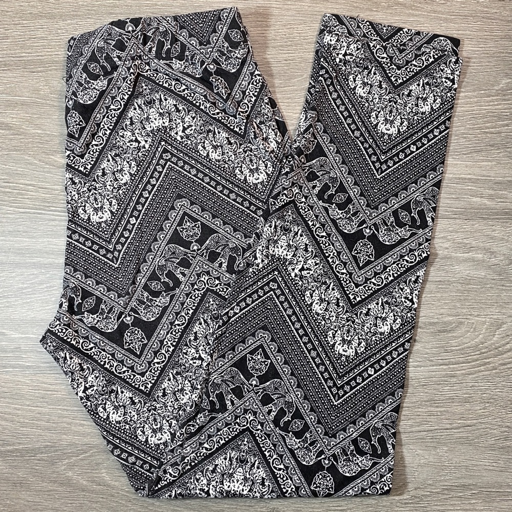 Super Soft Leggings Black & White Elephant Paisley Print